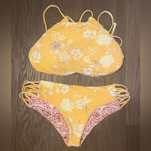 Billabong high neck reversible bathing suit. Size L